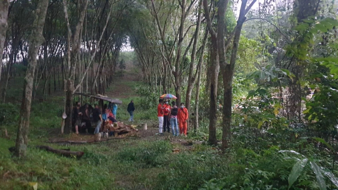 พ่อยิงลูกเลี้ยงดับฉุนตัดไม้ในสวนแถมยังท้าให้ยิง