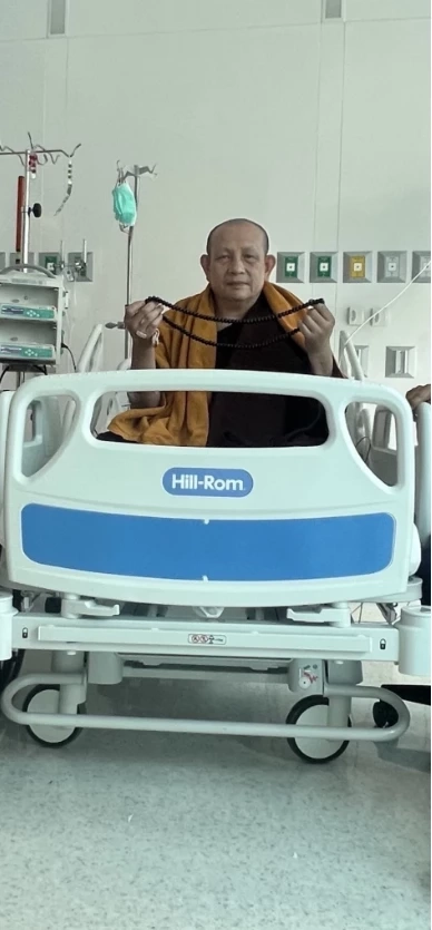อัปเดตอาการ “ครูบาบุญชุ่ม” เพจดังเผยดีขึ้นหลังมารักษาที่กรุงเทพฯ