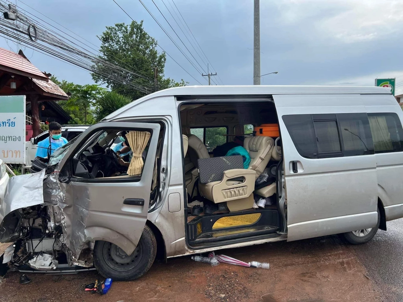ชนสนั่นรถตู้ "เนม สุรพงศ์” นักร้องดัง เกิดอุบัติเหตุพังยับ รอดตายหวุดหวิด