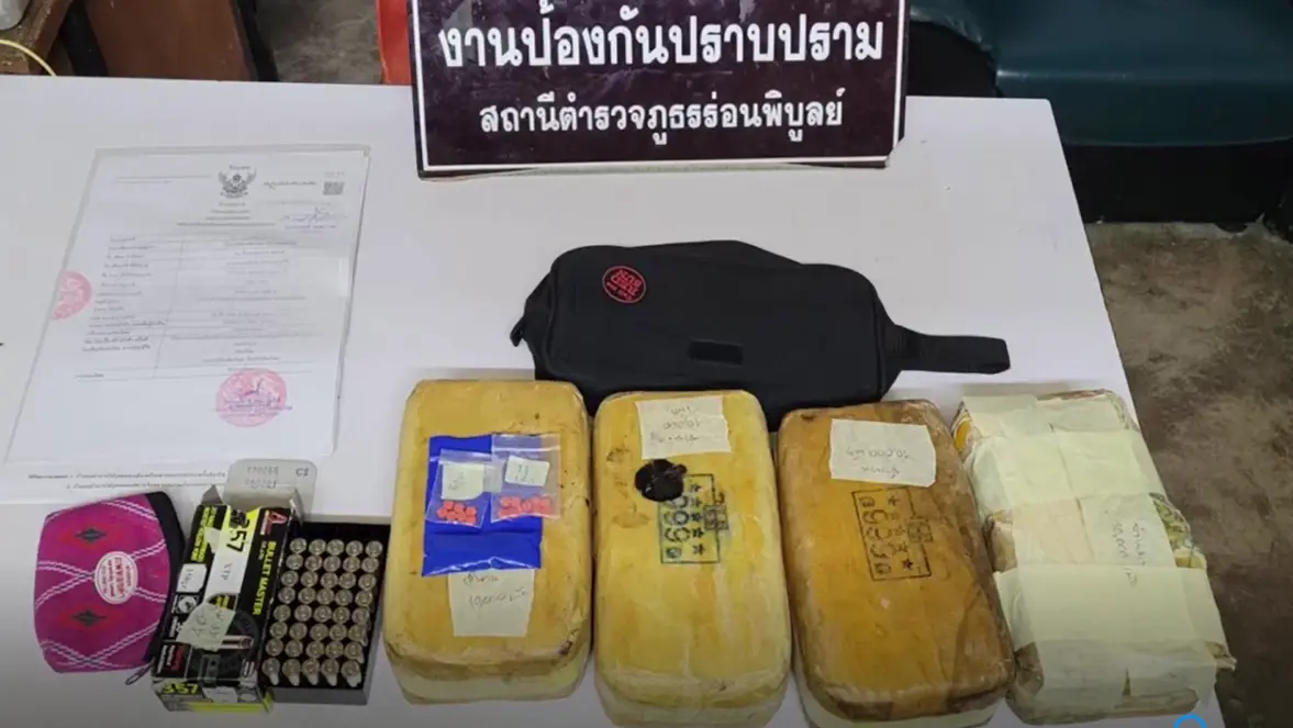 เก๋งปีนเกาะกลางถนน ชักปืนขู่กู้ภัยขณะเข้าช่วยเหลือ ที่แท้ขนยาบ้า