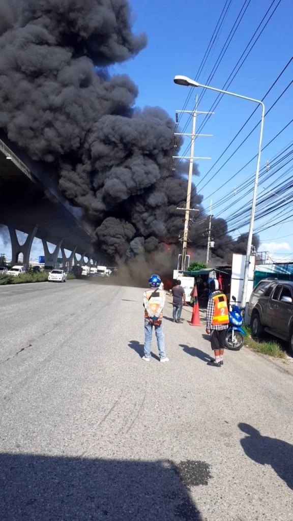 ไฟไหม้ร้านขายของริมถนนบางนาตราด กม.36 คาดไฟฟ้าลัดวงจร