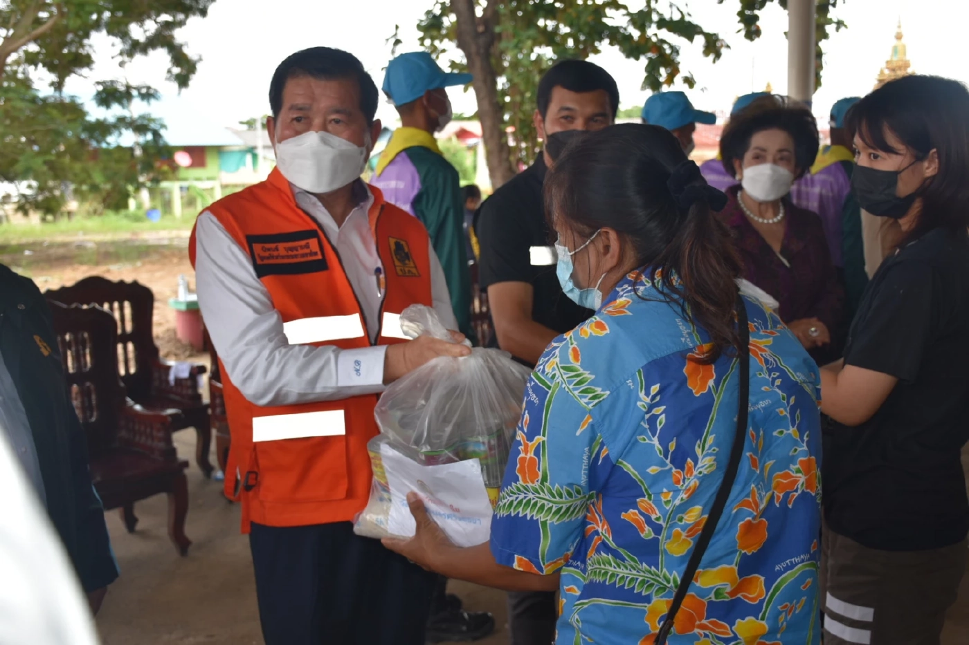 "นิพนธ์"รุดตรวจการระบายน้ำชัยนาท-มอบถุงยังชีพ 4 อำเภอในอยุธยา