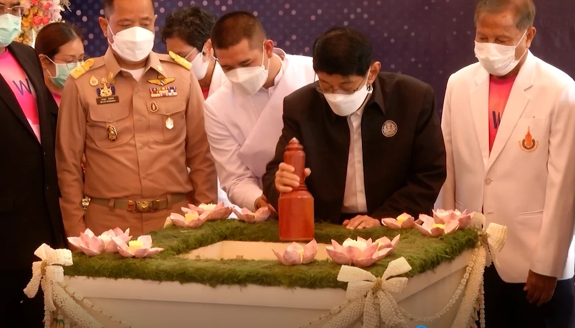 “รองวิษณุ” นำชาวสงขลานับพัน ทำพิธีบรรจุอัฐิ พล.อ.เปรม รัฐบุรุษ 2 แผ่นดิน