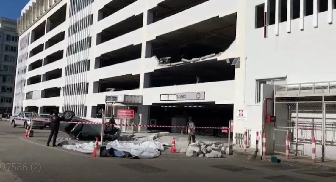 ระทึก ! เก๋งพุ่งทะลุ ชั้น 3 ลานจอดรถ "ห้างดังย่านบางบัวทอง" คนขับเจ็บ (มีคลิป)