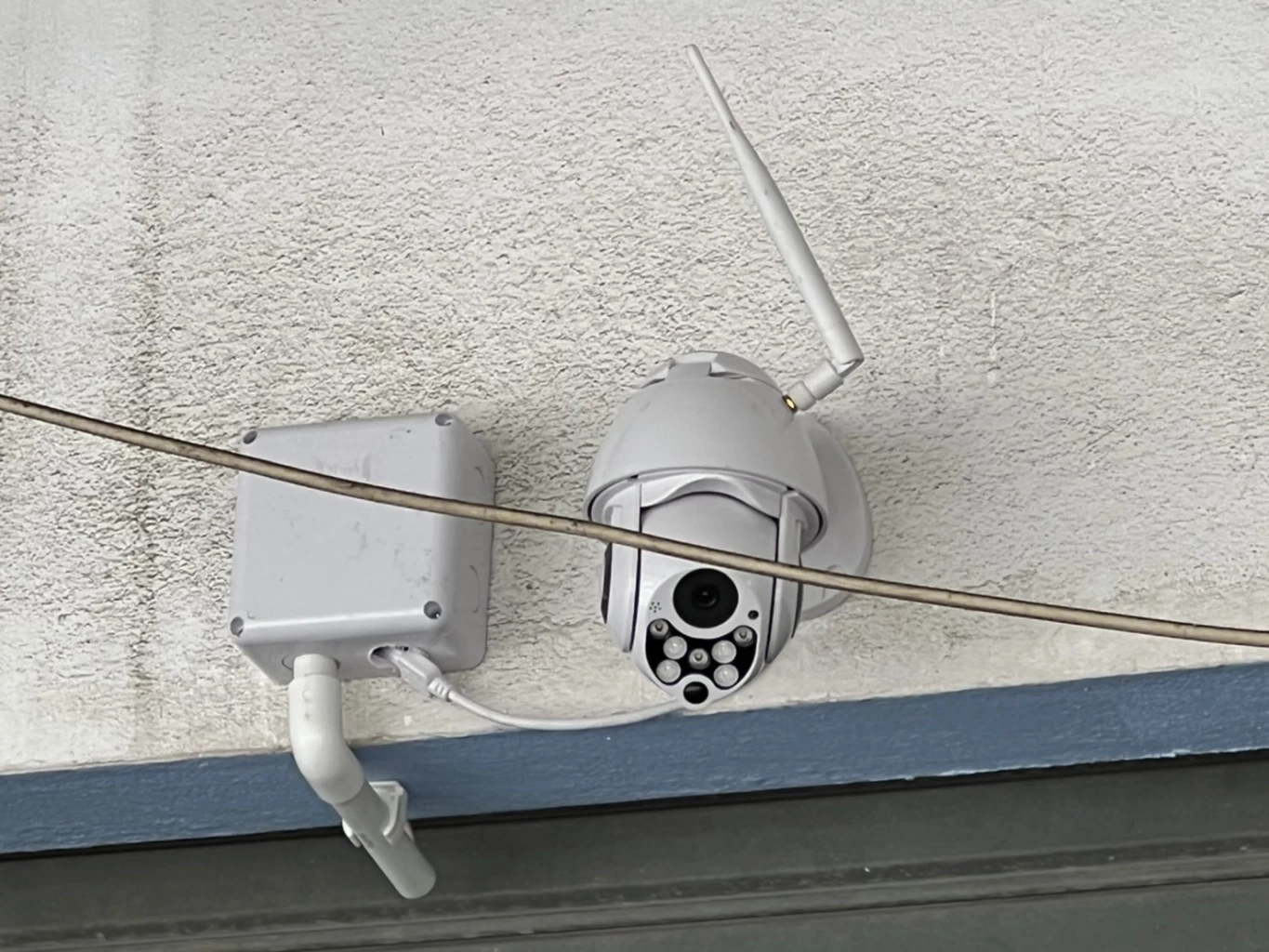 หนุ่มงงเจอกองอึปริศนาหน้าบ้านบ่อย ลงทุนติดวงจรปิดพบความจริงถึงกับอึ้ง