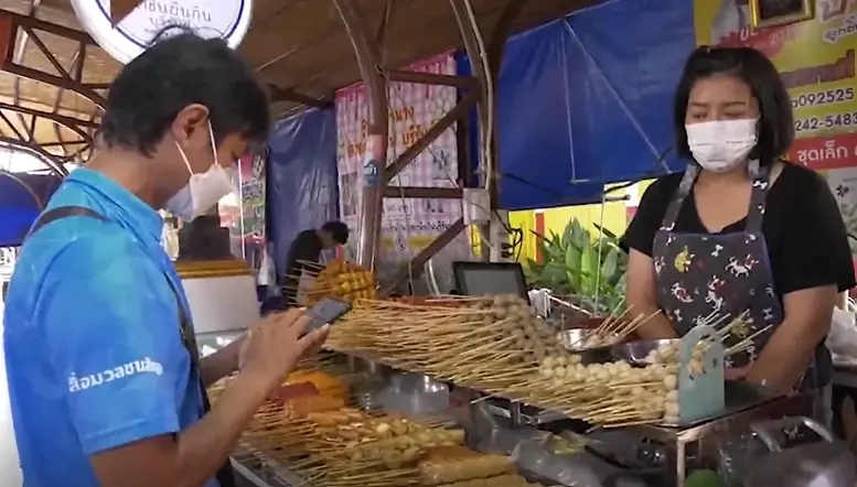 แม่ค้าลูกชิ้นยืนกินแห่ร่วมยินดี “ลิซ่า” หลังคว้ารางวัลระดับโลก (มีคลิป)