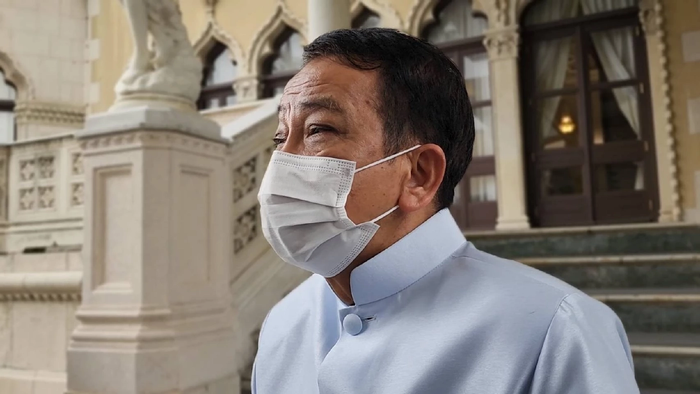 "พล.ต.วิระ โรจนวาศ"  ที่ปรึกษานายกรัฐมนตรี ในฐานะผู้รับผิดชอบจัดทำคำชี้แจงต่อศาลรัฐธรรมนูญ