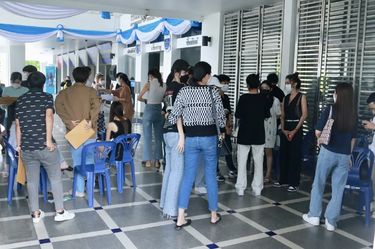 “เอมมี่ รัชฎา” พร้อมผู้เสียหายแจ้งความ โดนหลอกลงทุนเทรดหุ้นสูญเงิน 400 ล้าน