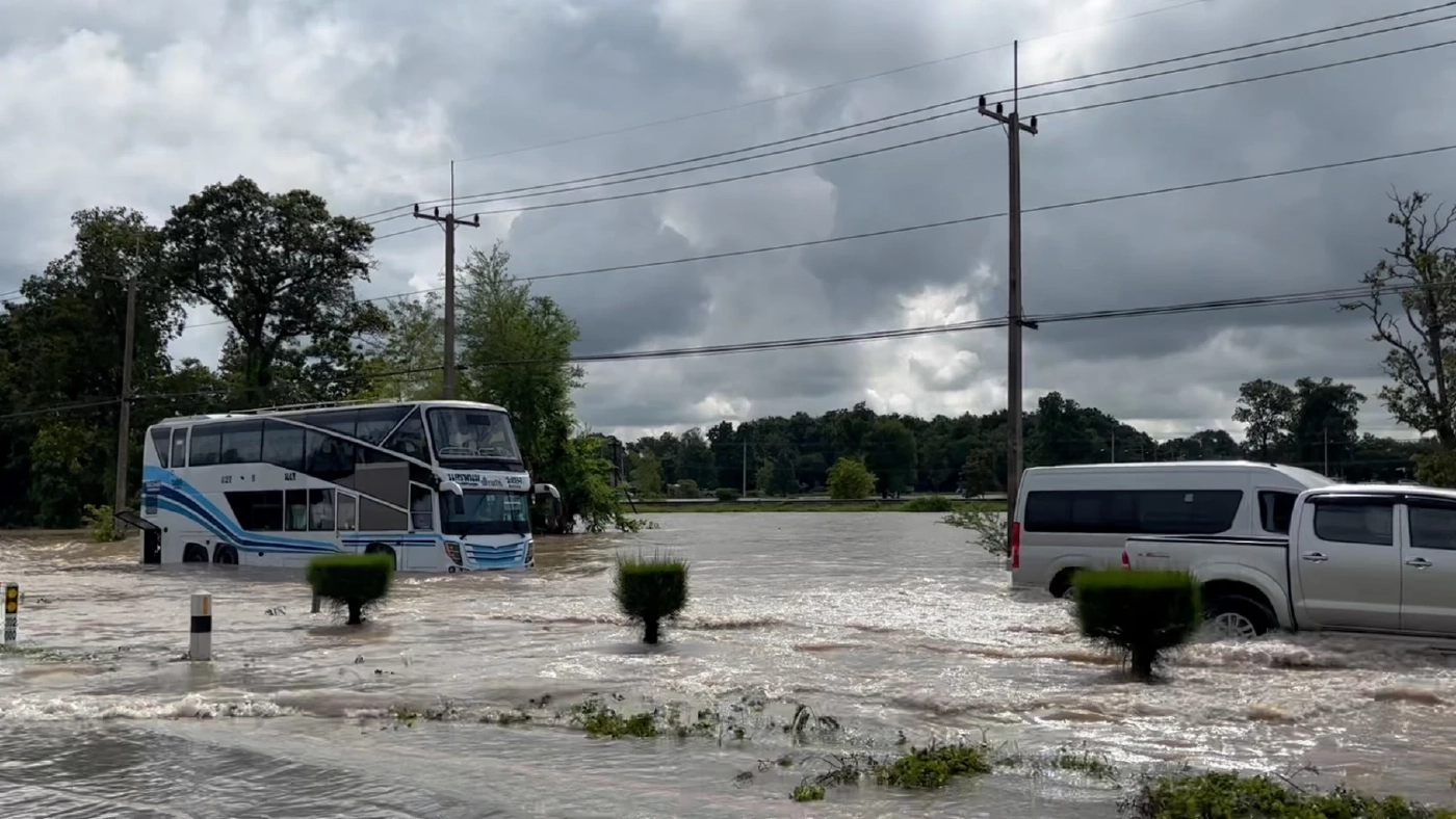 ฝนตกหนักทั้งคืน น้ำท่วมถนนมิตรภาพ รถทัวร์น้ำเข้าท่อดับหลายคัน