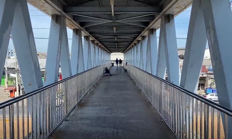 ฆ่าโหดหนุ่มเมียนมา ถูกแทงคว้านหน้าอกปาดคอสยองกลางสะพานลอย