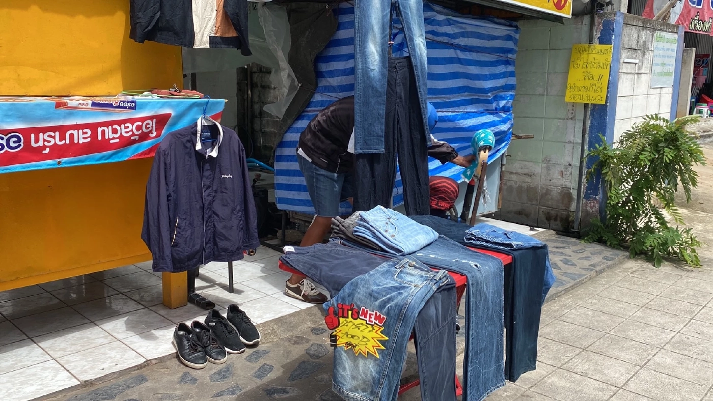 ลุงวัย 61 ปี สู้ชีวิตตีกลองขายเสื้อผ้ามือ2 สร้างจุดเด่นหารายได้เลี้ยงชีพ