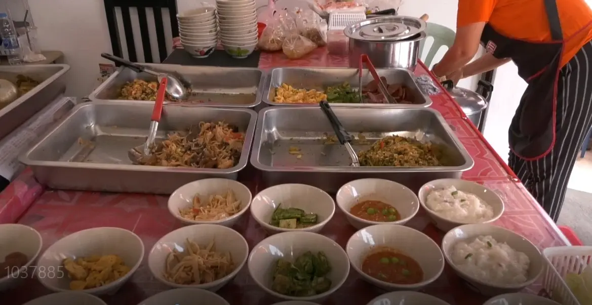 สวนพิษเศรษฐกิจ "ร้านข้าวแกง" ผุดไอเดียเมนูละ 10 บาท ตักไม่อั้น คนแห่กินเพียบ