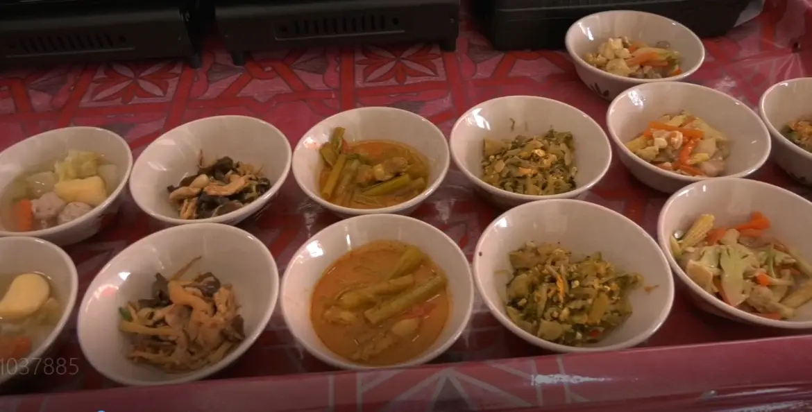 สวนพิษเศรษฐกิจ "ร้านข้าวแกง" ผุดไอเดียเมนูละ 10 บาท ตักไม่อั้น คนแห่กินเพียบ