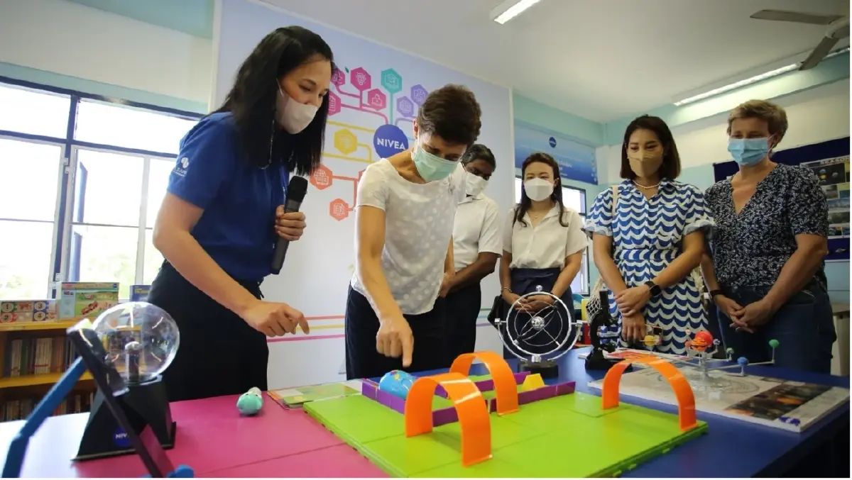 ไบเออร์สด๊อรฟ (ประเทศไทย) ส่งมอบห้องสมุดโฉมใหม่แห่งแรก  ผ่านโครงการ “ห้องสมุดยุคใหม่ เพิ่มศักยภาพการเรียนรู้” แก่โรงเรียนวัดไผ่ล้อม อยุธยา