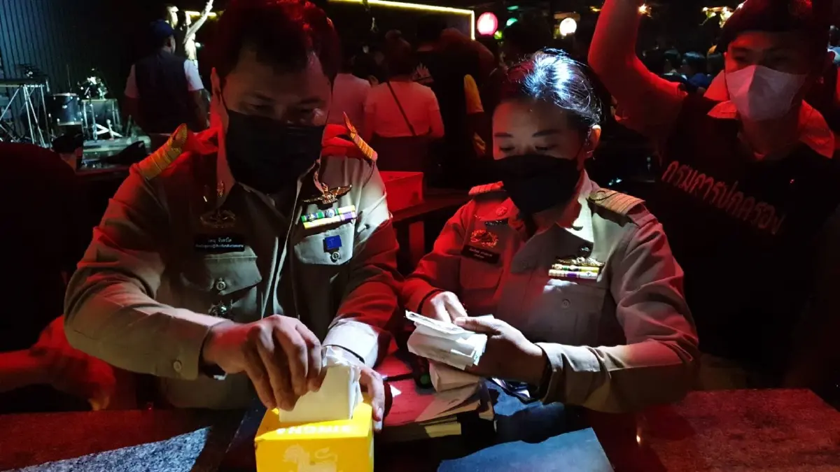 บุกจับ “ละอ่อน” ผับลับกลางเมืองแก่งคอย ไม่มีใบอนุญาต เด็กมั่วสุมเพียบ