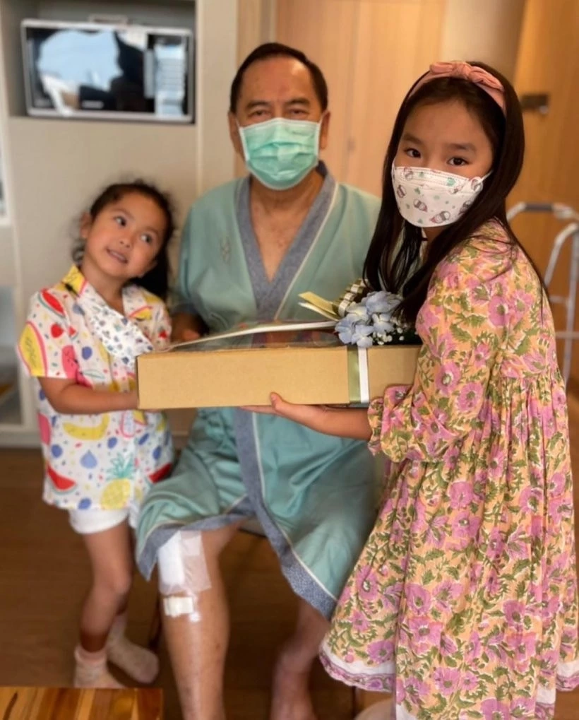 จบดราม่า!! ‘น้องปีใหม่’ ไปให้กำลังใจ ‘คุณปู่ไพวงษ์’ ถึงโรงพยาบาล