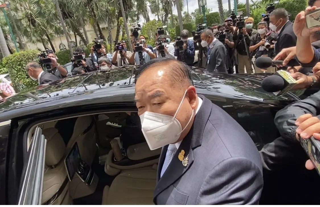 "บิ๊กป้อม-ลุงตู่" ต่างคนต่างภารกิจ ในวันผลัดเปลี่ยนกันสวมหมวกอำนาจ (คลิป )
