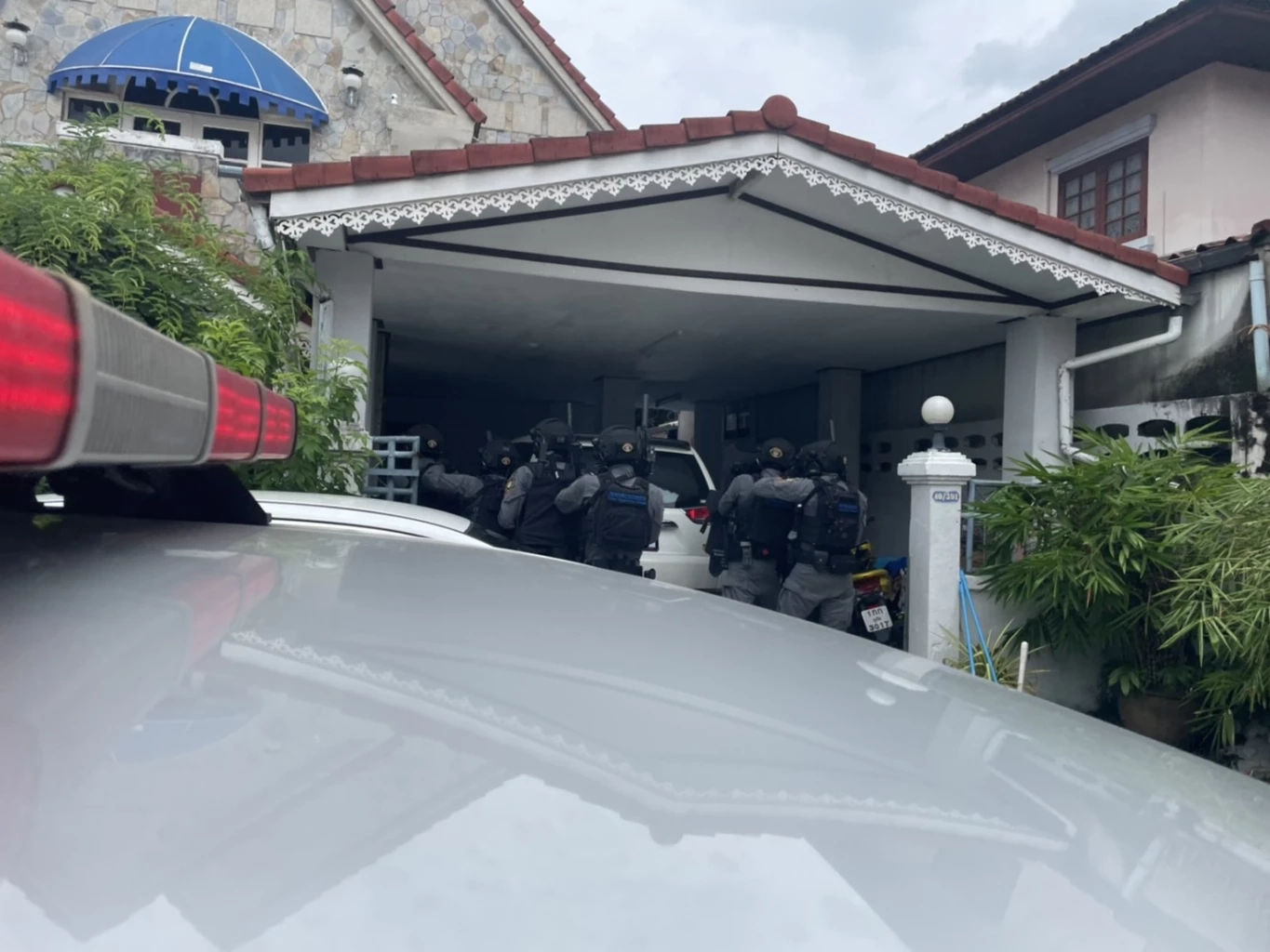 ระทึก ชุดหนุมานขนกำลังล้อมจับ "ซ้อฟ้า" เมียเอเย่นต์ยารายใหญ่ (มีคลิป)