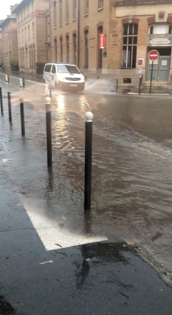 ฝนถล่มปารีสอ่วม น้ำท่วมสถานีรถไฟใต้ดิน
