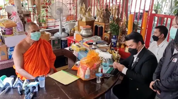 กัน จอมพลัง บุกวัดดังราชบุรี หลังทราบเรื่องมีป้ายชื่อ ส.ว. ทำบุญคู่ "เจ๊นุช"