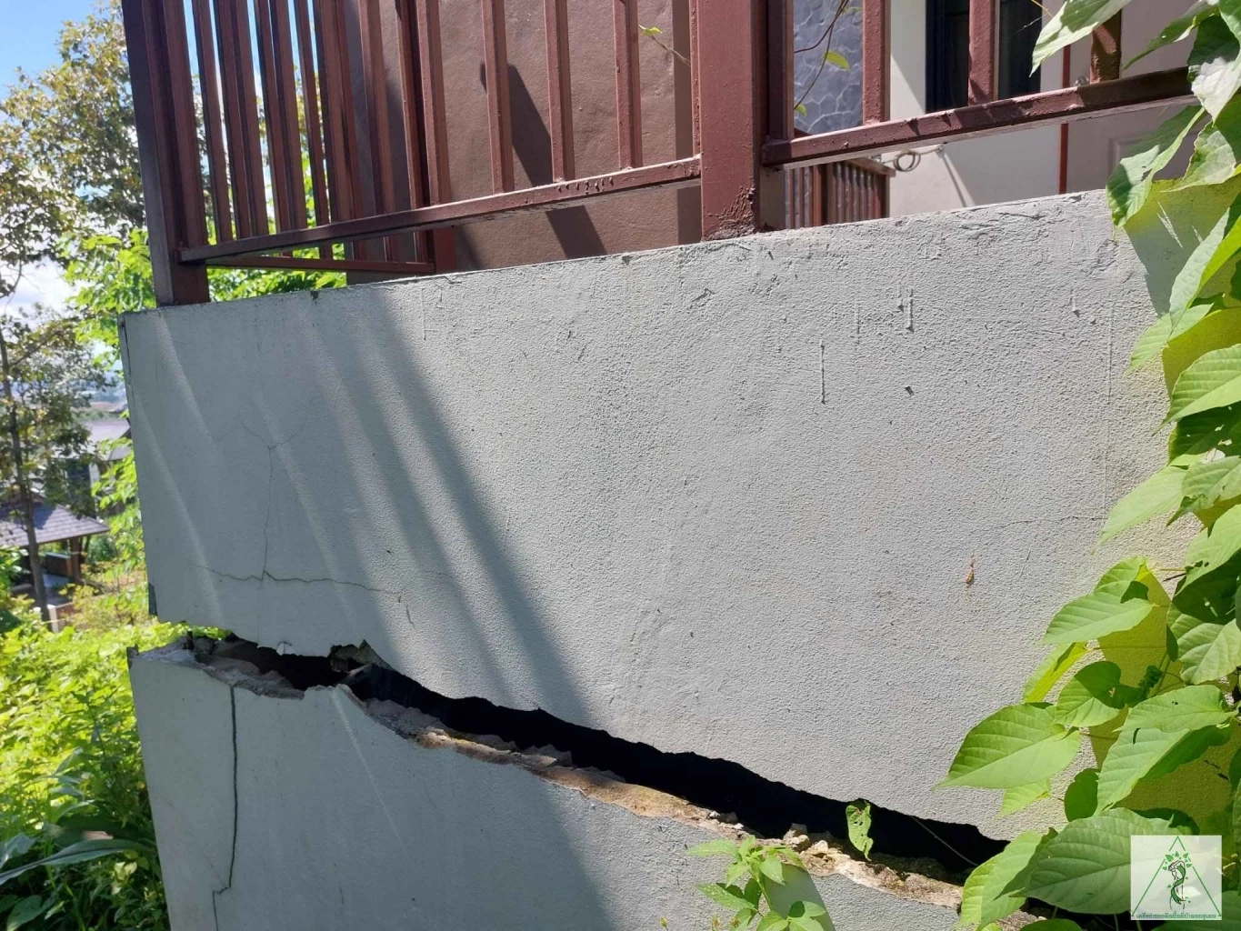 ฝนถล่ม ทำบ้านป่าแหว่งทรุด ชาวเน็ตแซวคนเอาคืนไม่ได้ธรรมชาติเอาคืนเอง