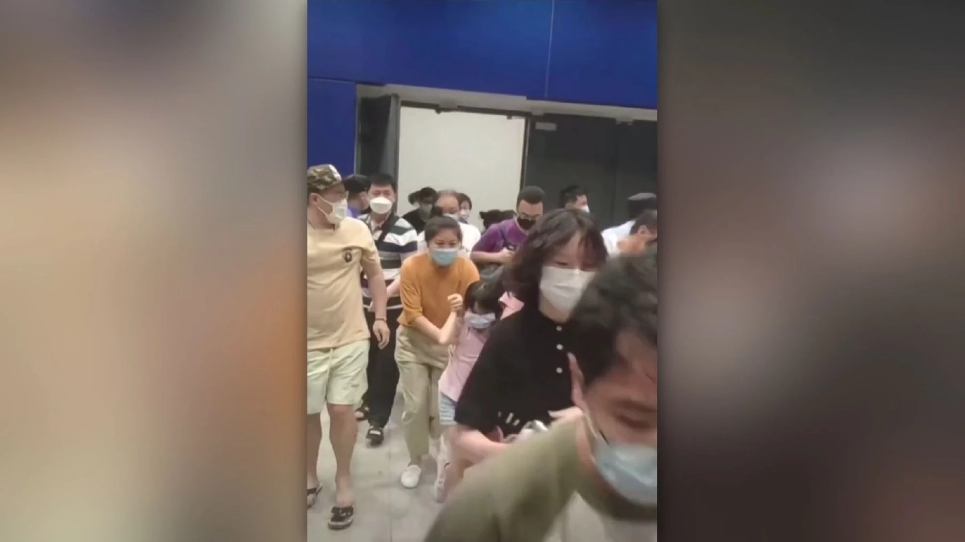 กลัวล็อกดาวน์ ชาวเซี่ยงไฮ้หนีออกจากอีเกีย (คลิป)