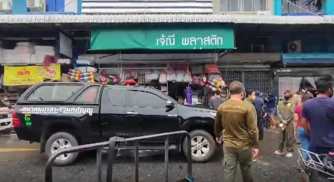 สาวแค้น โดนแฟนหนุ่มด่าทอ รัวยิง 4 นัด ดับกลางตลาดสี่มุมเมือง