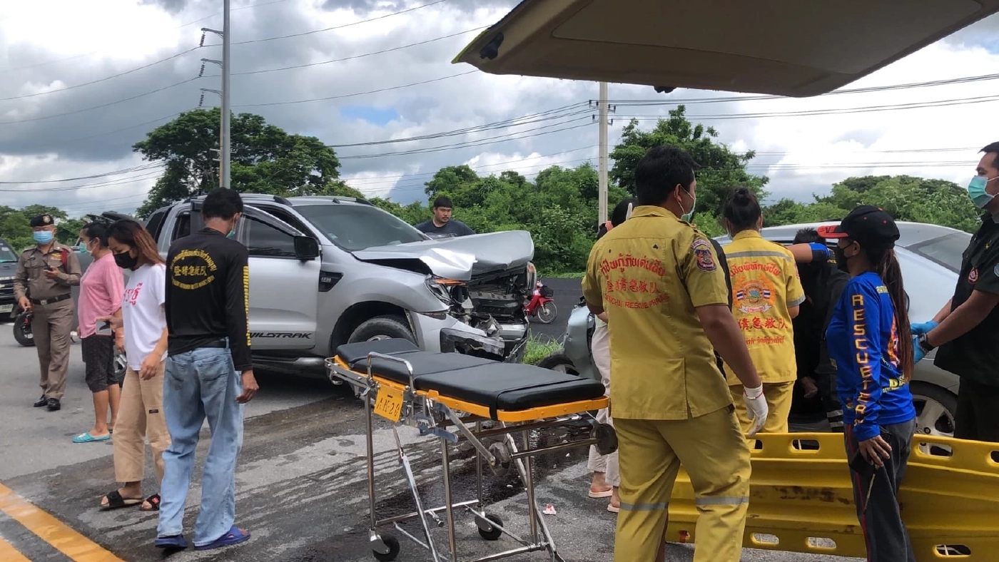 ชาวฝรั่งเศสขับรถแหกโค้งเสียหลักข้ามเลนชนประสานงารถกระบะดับยกคัน 3 ศพ