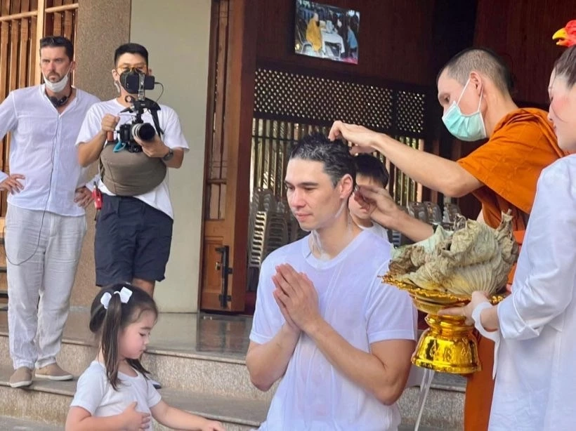 อนุโมทนาบุญ "แมทธิว ดีน" เข้าพิธีปลงผมเตรียมบวช วัดดังเชียงใหม่