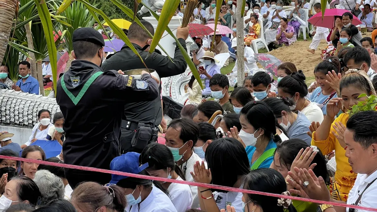 คลิป "ครูบาบุญชุ่ม" เดินทางถึง ดอยเวียงแก้ว รดน้ำมนต์ให้พรญาติโยมครั้งแรก