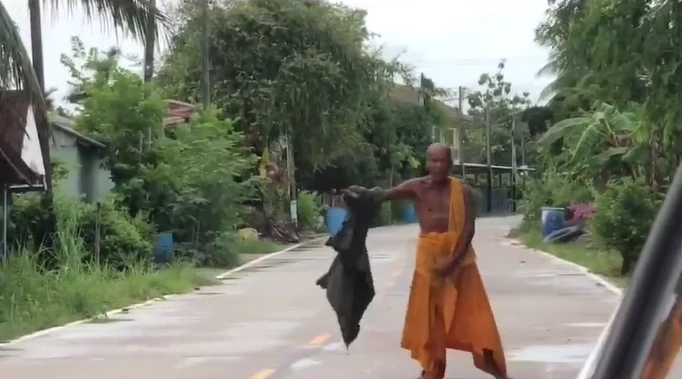 อีกแล้ว ชายห่มจีวรคล้ายพระที่ระยอง คราวนี้โผล่แก้ผ้ากลางถนนโชว์ของลับ