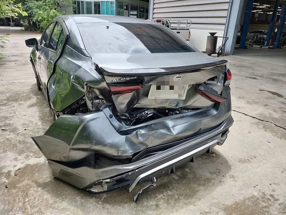 ล้มทั้งยืน !  สาวนำรถซ่อมอู่ ถูกเอาไปชนยับทั้งคัน โวยให้ค่าทำขวัญแค่ 3 หมื่น