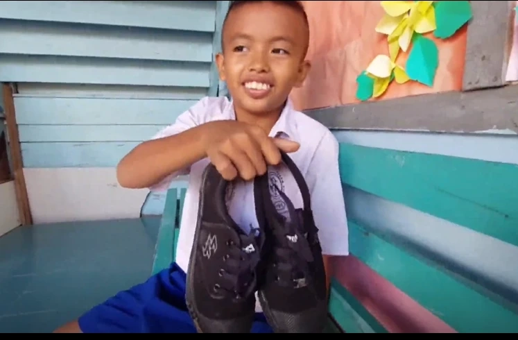 ชาวเน็ตชื่นชมครูซื้อรองเท้าใหม่ให้นักเรียน หลังพบใส่จนขาดเป็นรู (มีคลิป)