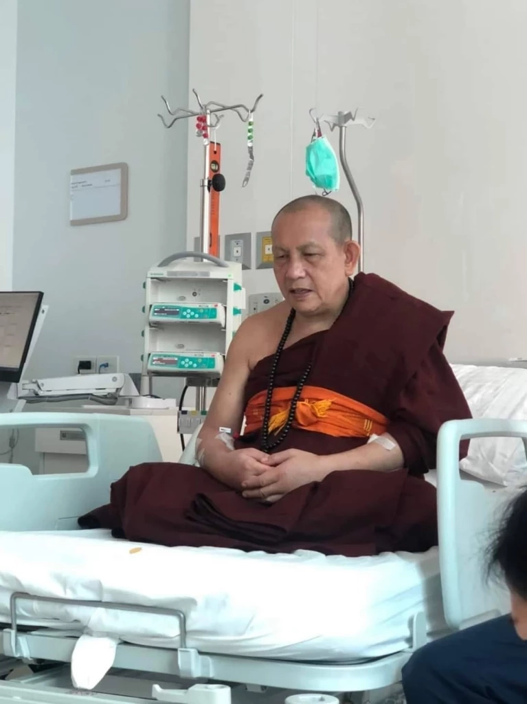 อัปเดตอาการ “ครูบาบุญชุ่ม” เพจดังเผยดีขึ้นหลังมารักษาที่กรุงเทพฯ