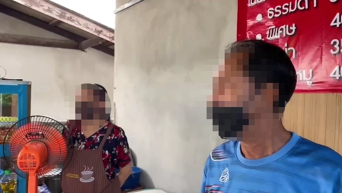 อีกแล้ว ชายห่มจีวรคล้ายพระที่ระยอง คราวนี้โผล่แก้ผ้ากลางถนนโชว์ของลับ