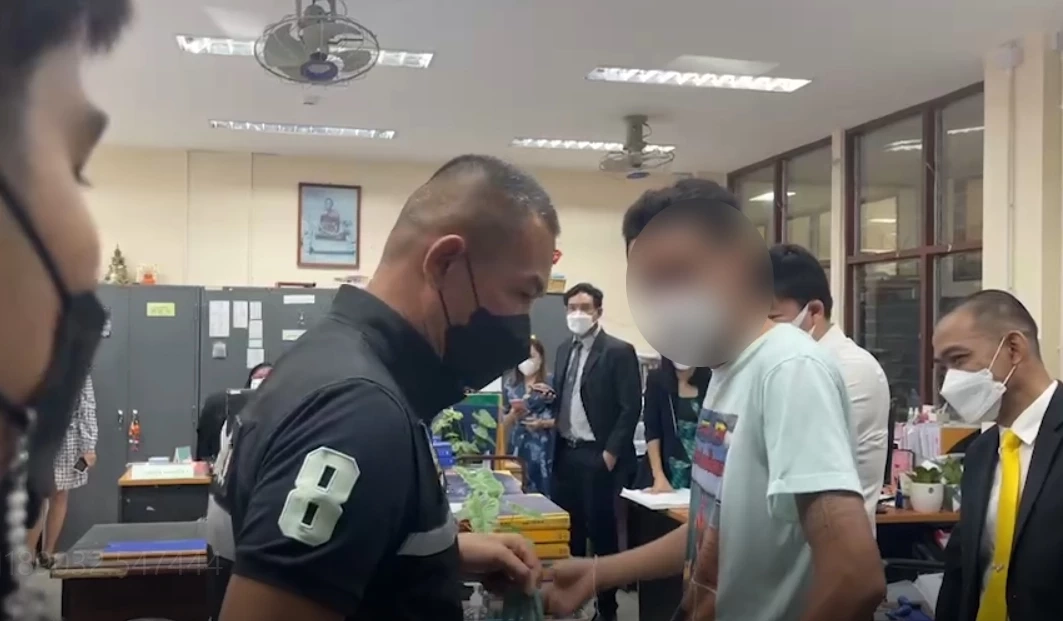 ระทึกส่งท้าย “คดีแตงโม" หนุ่มถือท่อนเหล็กบุกอัยการ จี้ถามปมแผลที่ขา