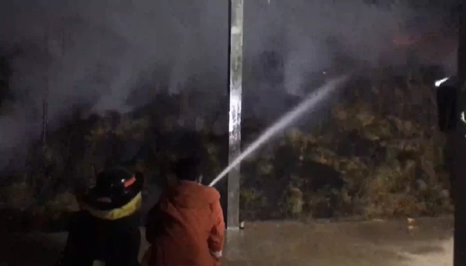 อุทาหรณ์ ใช้เครื่องพ่นยุงกำจัดรังต่อหัวเสือ พลาดไฟไหม้โกดังเก็บฟางวอด