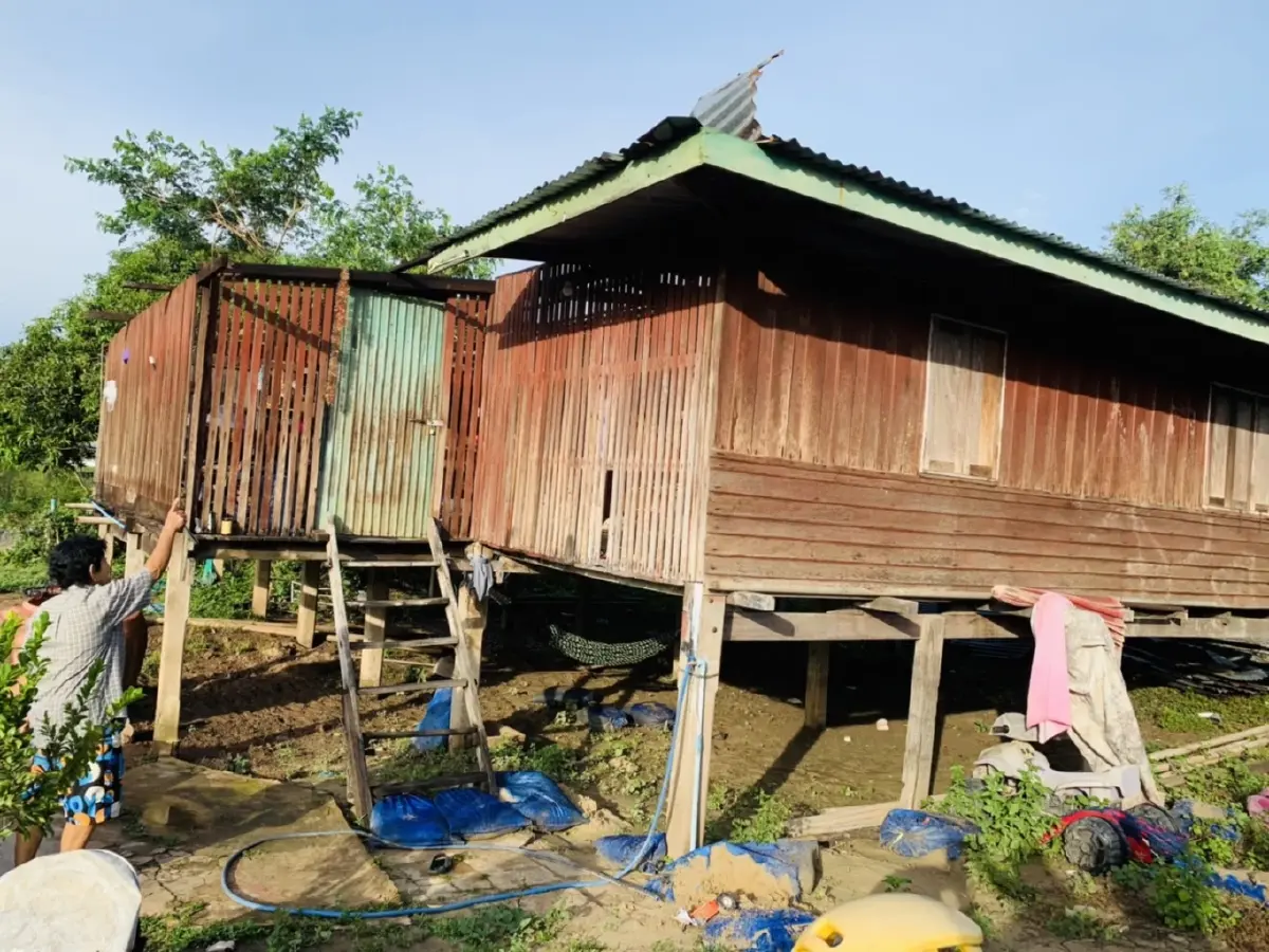 พายุ "หมาอ๊อน" ถล่มอ่างทอง พัดหลังคาชาวบ้านท่าช้างปลิวหายยกแผง