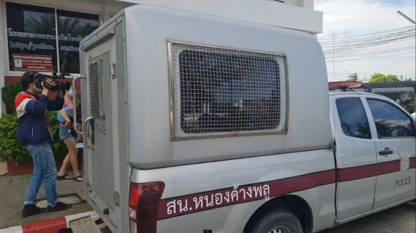 ศาลอาญาฯ ไม่อนุญาตประกัน "มอส-ฟลุ๊ค" คอตกเดินเข้าเรือนจำ