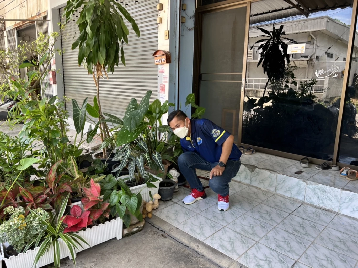 หนุ่มงงเจอกองอึปริศนาหน้าบ้านบ่อย ลงทุนติดวงจรปิดพบความจริงถึงกับอึ้ง