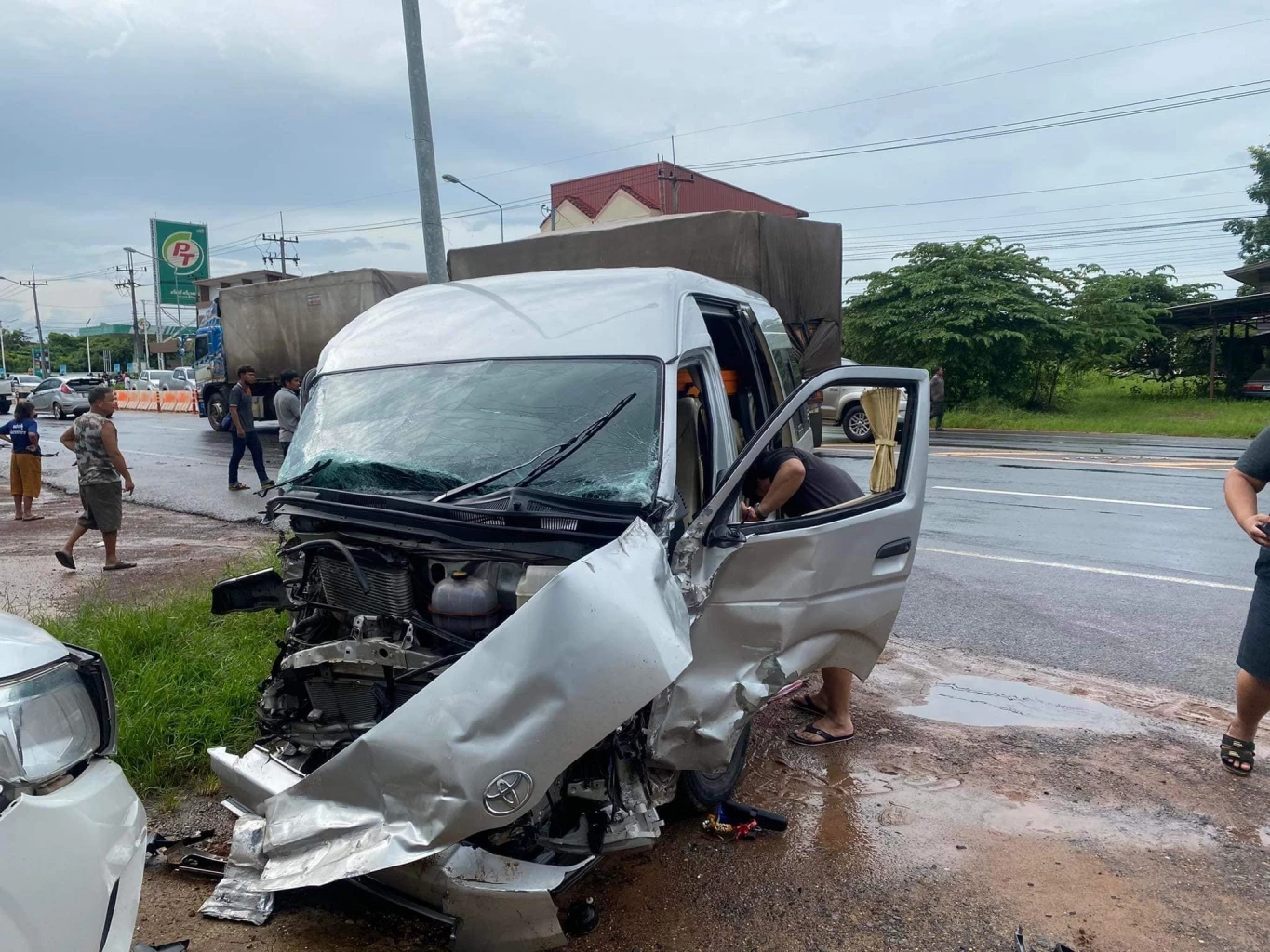 ชนสนั่นรถตู้ "เนม สุรพงศ์” นักร้องดัง เกิดอุบัติเหตุพังยับ รอดตายหวุดหวิด