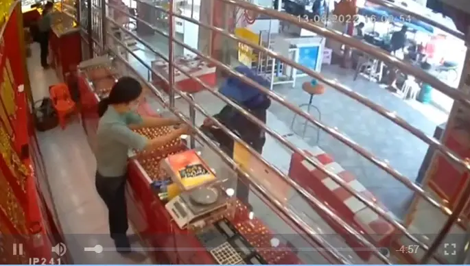 รวบสาว 21 ทาสพนันออนไลน์ ชิงทองหวังไปไถ่ทองแม่ที่แอบเอาไปจำนำ (มีคลิป)