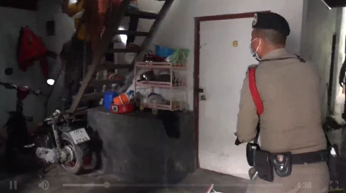 ตร.บุกค้นคอกวัวชน คลี่ปมจับเด็กเลี้ยงวัวขังล่ามโซ่ เจอคนลงมือก่อเหตุ