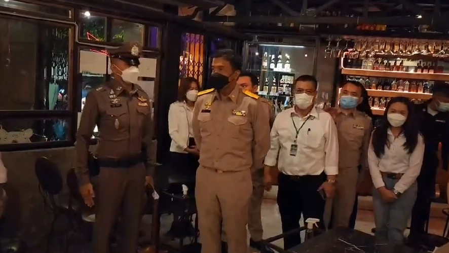 ชัชชาติ ลุยสุ่มตรวจสถานบันเทิงย่านรัชดา เจอไม่ผ่านมาตรฐานสั่งปิดให้แก้ไข
