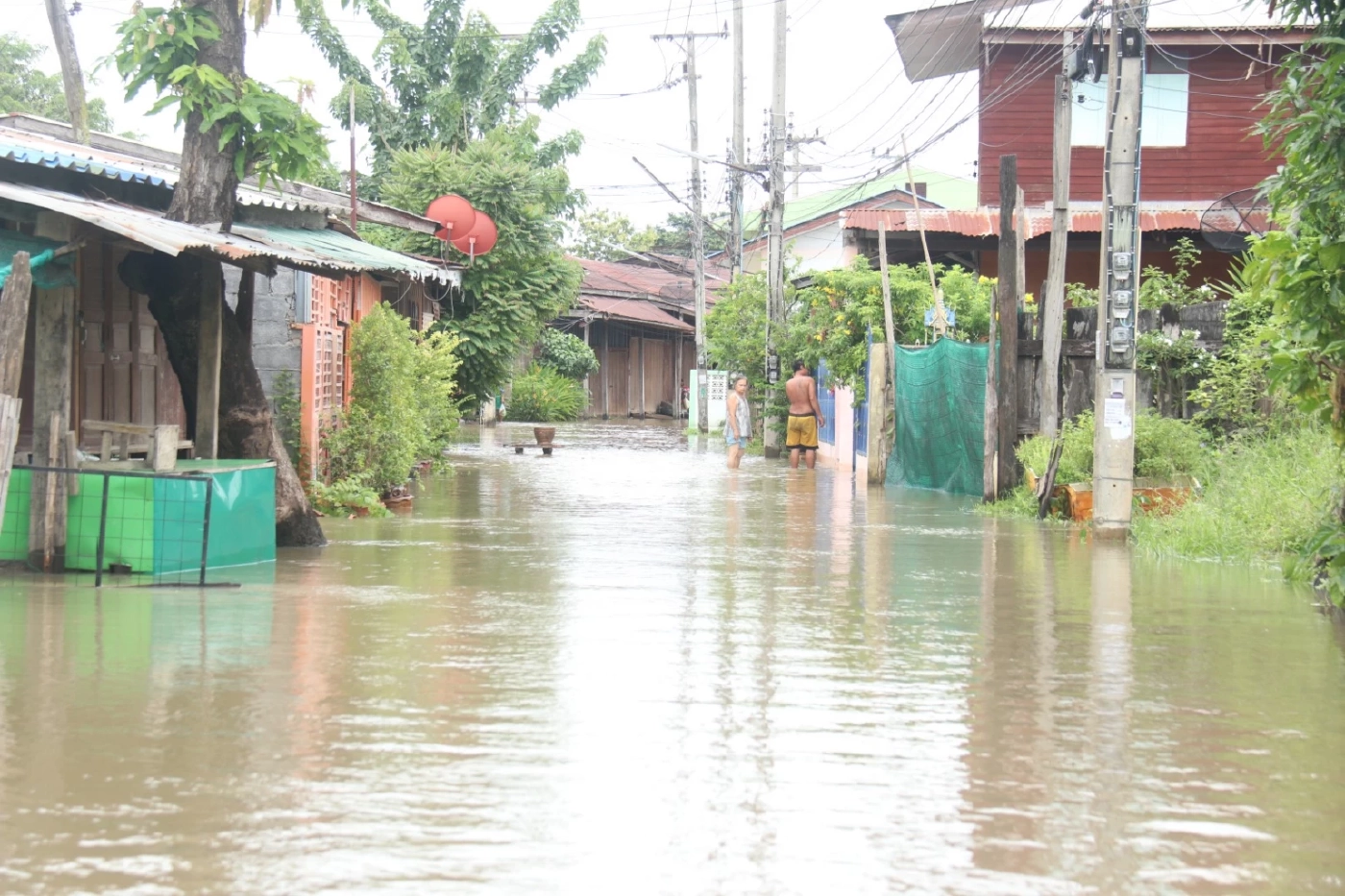 ชุมชนเทศบาลสากเหล็กอ่วม น้ำป่าไหลท่วมครึ่งเมตร ชาวบ้านต้องเร่งเก็บของ