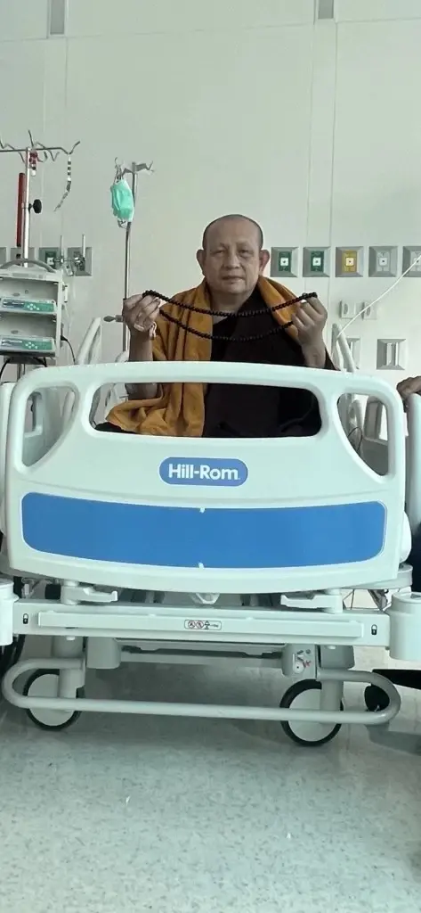 เปิดคลิป “ครูบาบุญชุ่ม” ทักทายสาธุชนเป็นภาษาอังกฤษ พร้อมอัปเดตอาการล่าสุด