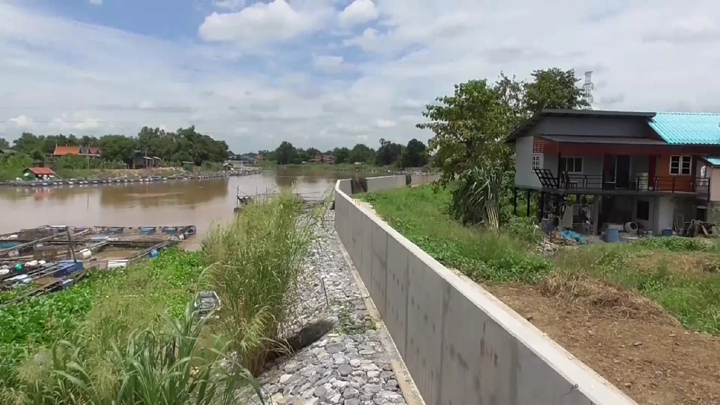 เขื่อนป้องกันน้ำท่วม จ.อ่างทอง พบสอดไส้ไม้อัด หวั่นกันน้ำไม่ได้