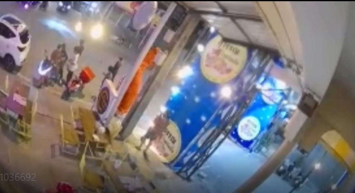 ตีกันสนั่นเมือง !  เด็กช่าง 3 สถาบันเปิดศึกไล่ยิง-ปาระเบิด เจ็บ 5 ราย (มีคลิป)