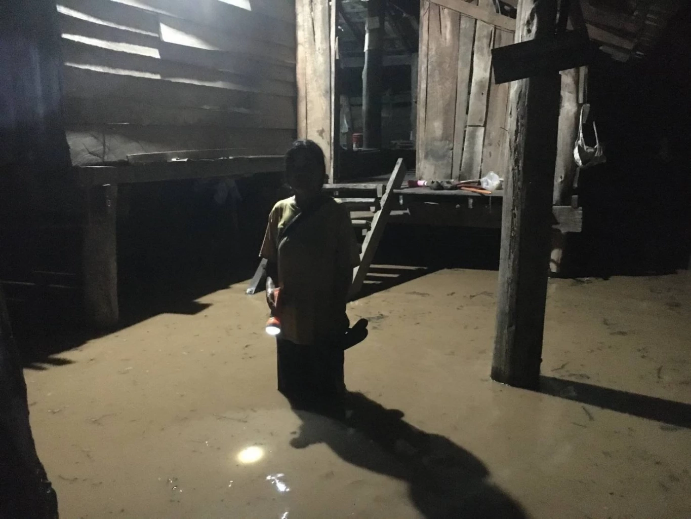 ด่วน ฝนตกหนักทำน้ำท่วมถนนท่าตูม - ศรีมหาโพธิ จนท.ต้องเร่งแก้ไขสถานการณ์