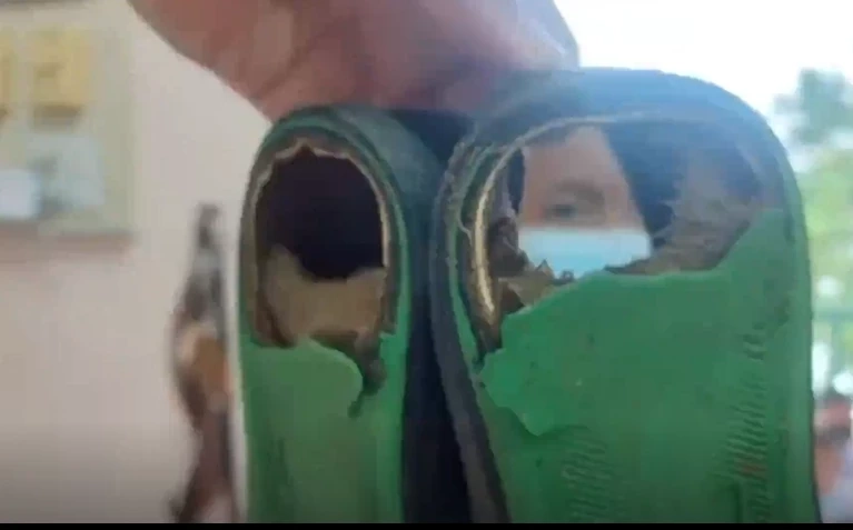 ชาวเน็ตชื่นชมครูซื้อรองเท้าใหม่ให้นักเรียน หลังพบใส่จนขาดเป็นรู (มีคลิป)